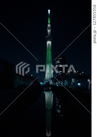 逆さスカイツリーの夜景 127855358
