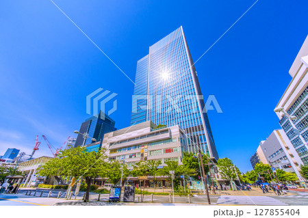 日本の東京都市景観 真夏のような日差し…田町駅東口などを望む 127855404