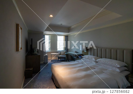 名古屋市の高級ホテル、名古屋マリオットアソシアホテルの綺麗な客室、ダブルルーム 127856082