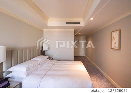 名古屋市の高級ホテル、名古屋マリオットアソシアホテルの綺麗な客室、ダブルルーム 127856083