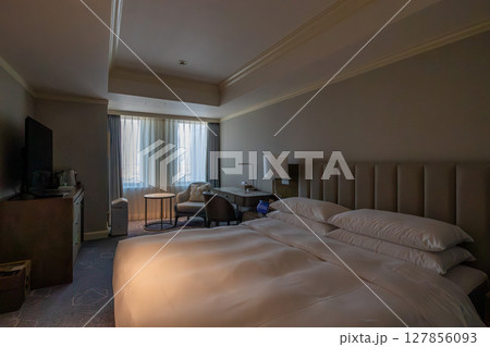 名古屋市の高級ホテル、名古屋マリオットアソシアホテルの綺麗な客室、ダブルルーム 127856093