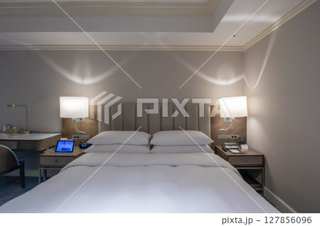 名古屋市の高級ホテル、名古屋マリオットアソシアホテルの綺麗な客室、ダブルルーム 127856096