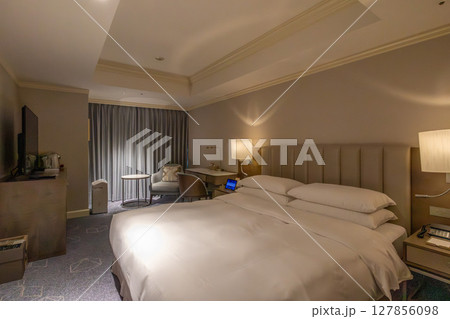 名古屋市の高級ホテル、名古屋マリオットアソシアホテルの綺麗な客室、ダブルルーム 名古屋市の高級ホテル、名古屋マリオットアソシアホテルの綺麗な客室、ダブルルーム 127856098