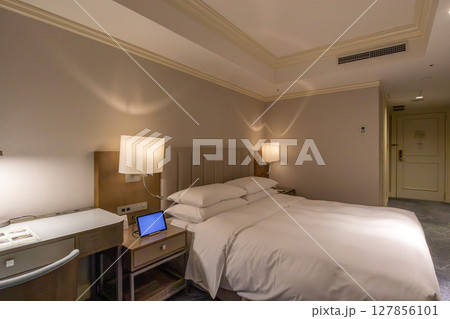 名古屋市の高級ホテル、名古屋マリオットアソシアホテルの綺麗な客室、ダブルルーム 127856101