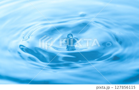 水しぶきのアクションショット 127856115