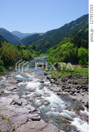 愛媛県四国中央市 富郷町を流れる銅山川の風景 愛媛県四国中央市 富郷町を流れる銅山川の風景 127857203