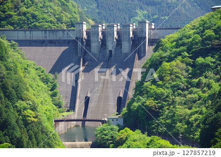 愛媛県四国中央市　さるとび展望広場から富郷ダムを望む 127857219