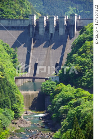 愛媛県四国中央市　さるとび展望広場から富郷ダムを望む 127857222