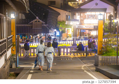 草津温泉　西の河原通りの夜景（写真奥は湯畑） 127857394