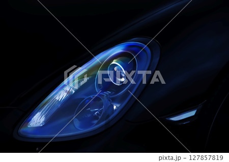 黒いスポーツカーのヘッドライト 127857819