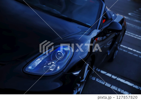 黒いオープンカーのヘッドライト 127857820