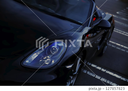 黒いオープンカーのヘッドライト 127857823