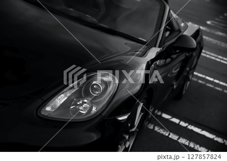 黒いオープンカーのヘッドライト 127857824