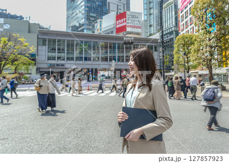 ノートパソコンを持ったビジネスウーマン　渋谷スクランブル交差点 127857923