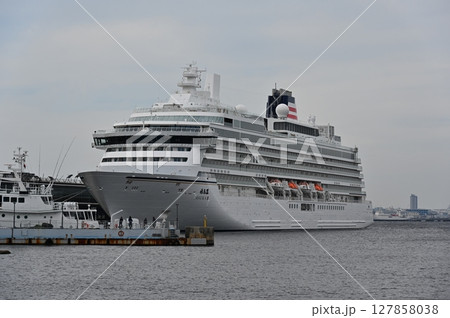 大桟橋に停泊する飛鳥III 127858038