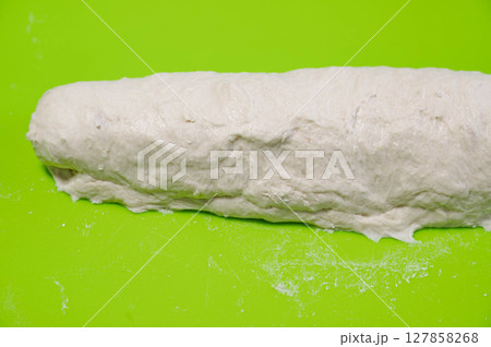 成形した高加水パン生地 フランスパン 成形した高加水パン生地 フランスパン 127858268