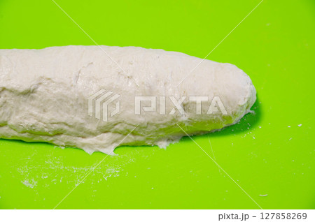 1次発酵後の高加水パン生地 フランスパン 1次発酵後の高加水パン生地 フランスパン 127858269