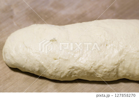 かなり膨らんだ2次発酵後の高加水パン生地 127858270
