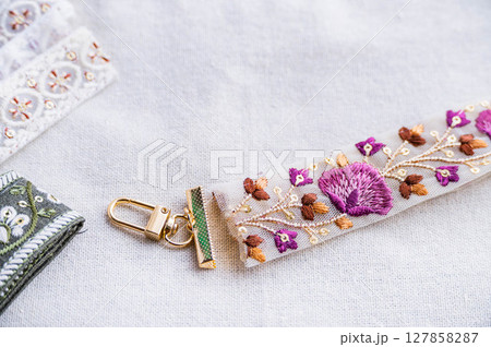 インド刺繍リボンとクリンプエンドパーツ 127858287