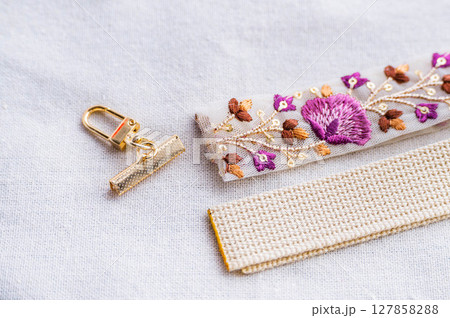 インド刺繍リボンとクリンプエンドパーツ 127858288
