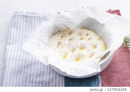 指で穴をあける焼く前のフォカッチャ生地 127858289