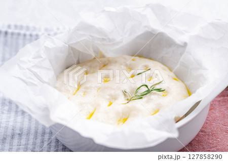 穴をあけてハーブをのせたフォカッチャ生地 127858290