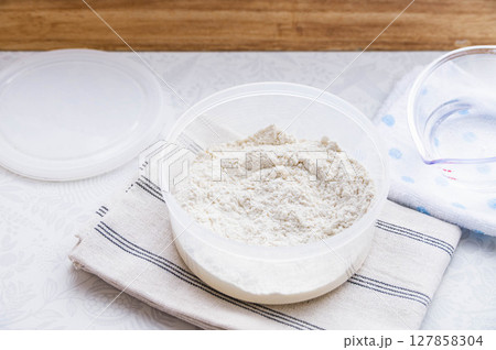 高加水パンの生地作り　 127858304