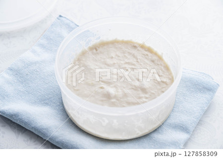 一次発酵したフォカッチャ生地 127858309