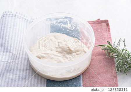 一次発酵したフォカッチャ生地 一次発酵したフォカッチャ生地 127858311