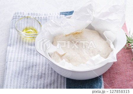 耐熱皿に移したフォカッチャ生地 127858315