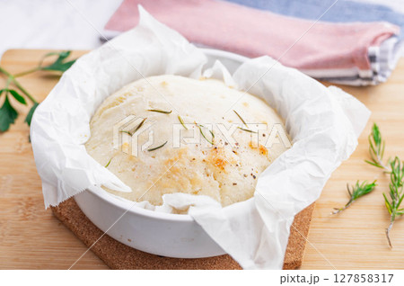 焼き上がったフォカッチャ 127858317