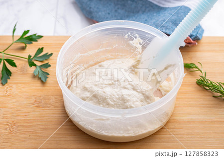 発酵させたフォカッチャ生地  発酵させたフォカッチャ生地  127858323