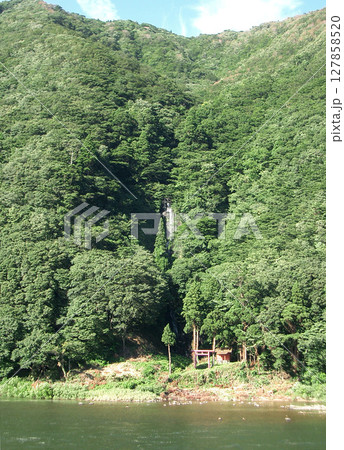 最上川芭蕉ライン舟下り・白糸の滝（山形県最上郡戸沢村） 127858520