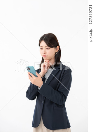 女性　スマートフォン　スマホ　悩む 127859721