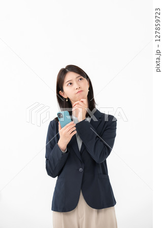 女性 スマートフォン スマホ 悩む 女性 スマートフォン スマホ 悩む 127859723