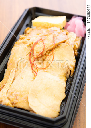 おいしい鶏肉重弁当 おいしい鶏肉重弁当 127860451