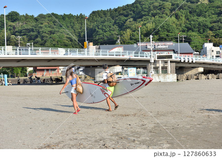 逗子海岸から引き上げる二人のサーファー 逗子海岸から引き上げる二人のサーファー 127860633