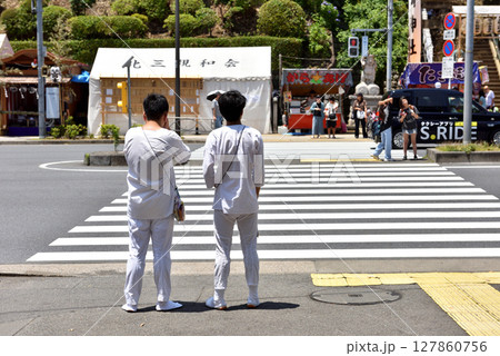 お祭り装束の二人 127860756