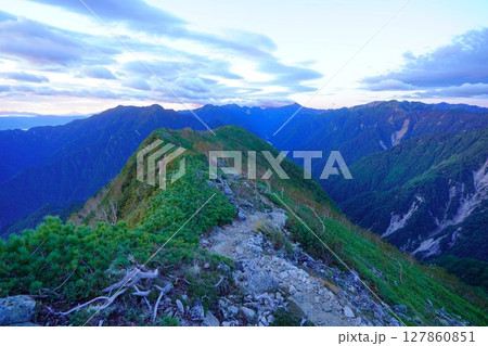 七倉岳山頂からの唐沢岳から水晶岳への稜線 127860851