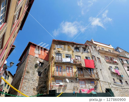 ポルトの旧市街の町並みと青空 (ポルトガル) ポルトの旧市街の町並みと青空 (ポルトガル) 127860900