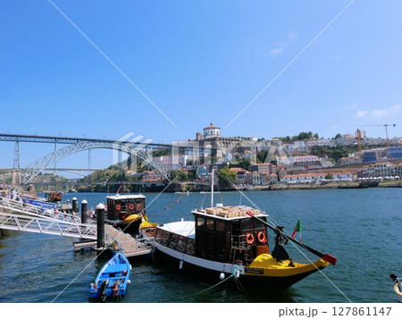 ポルトを流れるドゥエロ川と船 (ポルトガル) ポルトを流れるドゥエロ川と船 (ポルトガル) 127861147