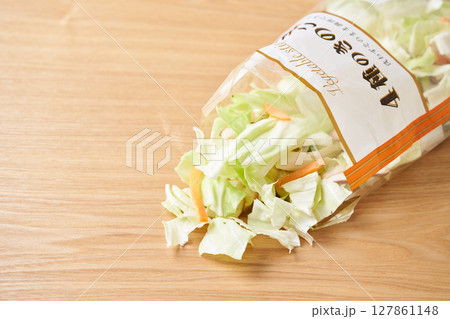 袋を開けたカット野菜 (キャベツ、きのこ、人参) 袋を開けたカット野菜 (キャベツ、きのこ、人参) 127861148