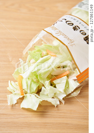 袋を開けたカット野菜 (キャベツ、きのこ、人参) 袋を開けたカット野菜 (キャベツ、きのこ、人参) 127861149