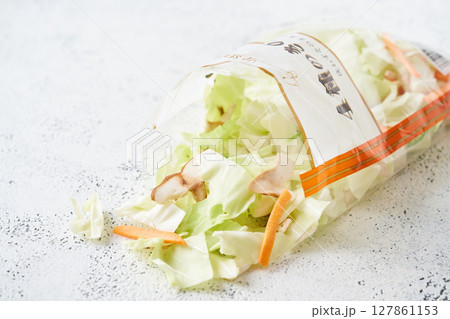 袋を開けたカット野菜　（キャベツ、きのこ、人参） 127861153