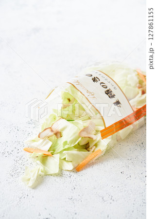 袋を開けたカット野菜 (キャベツ、きのこ、人参) 袋を開けたカット野菜 (キャベツ、きのこ、人参) 127861155