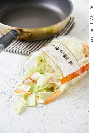 袋を開けたカット野菜 (キャベツ、きのこ、人参) 袋を開けたカット野菜 (キャベツ、きのこ、人参) 127861156