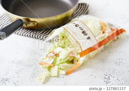 袋を開けたカット野菜 (キャベツ、きのこ、人参) 袋を開けたカット野菜 (キャベツ、きのこ、人参) 127861157