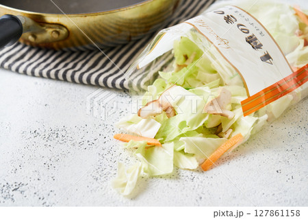 袋を開けたカット野菜　（キャベツ、きのこ、人参） 127861158
