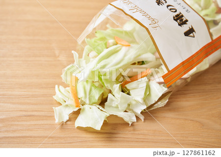 袋を開けたカット野菜　（キャベツ、きのこ、人参） 127861162