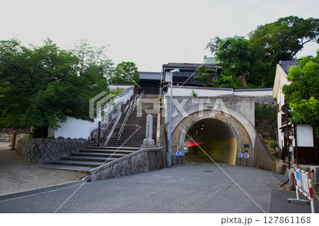 倉敷市のある観龍寺とトンネル 127861168